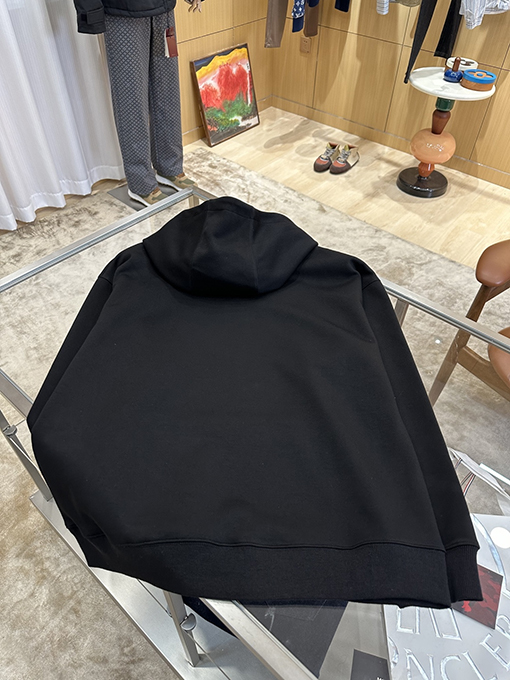 フェンディコピー 胸元にはのFFロゴ入りシンプルでスタイリッシュなフード付きスウェットシャツ