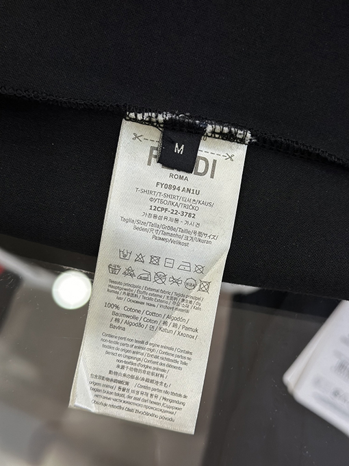 フェンディコピー 胸元にはのFFロゴ入りシンプルでスタイリッシュなフード付きスウェットシャツ