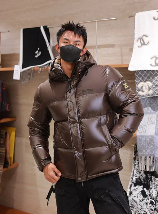 バーバリー 刺繍ロゴ入りダウンジャケット