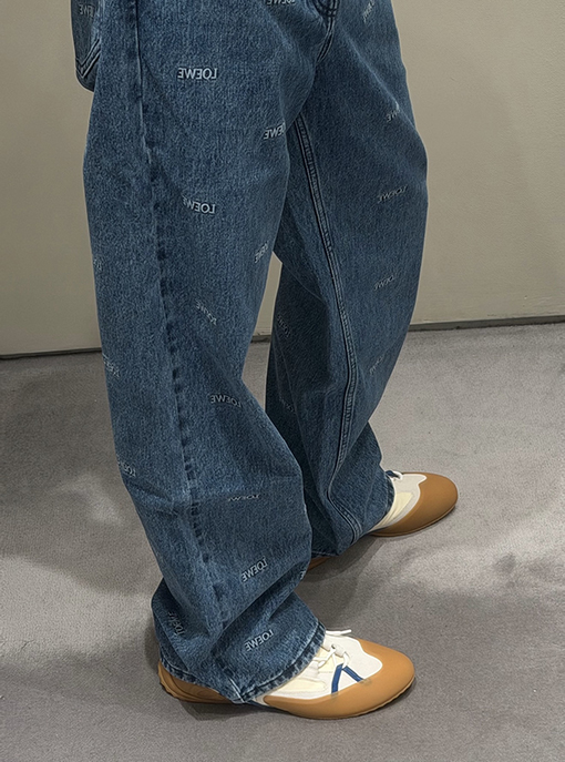 ロエベ 全幅刺繍デニムパンツ