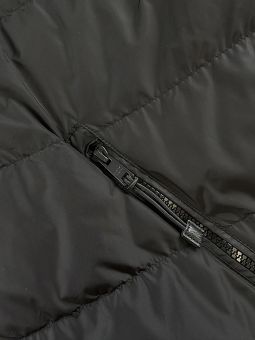 プラダコピー トライアングルロゴ入りスタンドカラーダウンジャケット