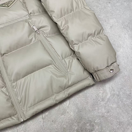プラダ 三角ロゴのダウンジャケット