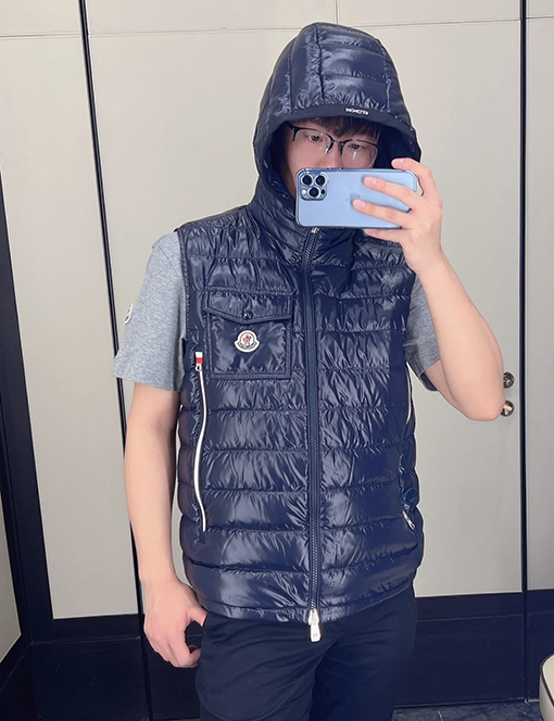モンクレール 新作フード付きダウンベスト