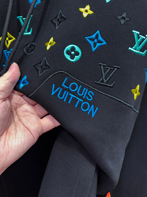 ルイヴィトンフード付きスウェットスーパーコピー カラフルなハーフボディ・総柄ロゴ刺繍 ウォッシュフーディー
