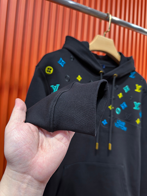 ルイヴィトンフード付きスウェットスーパーコピー カラフルなハーフボディ・総柄ロゴ刺繍 ウォッシュフーディー