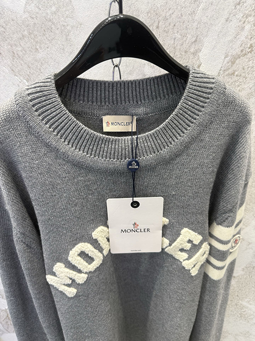モンクレール タオル刺繍のビッグロゴ ウールニット クルーネックセーター