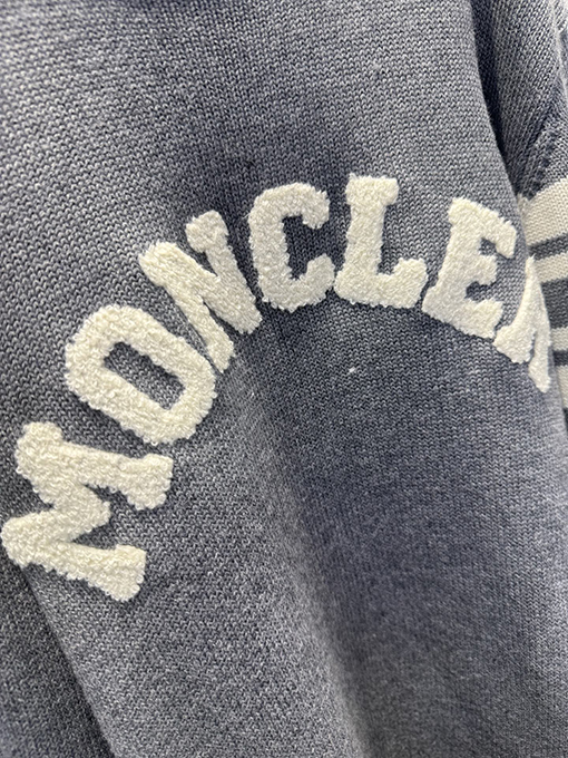 モンクレール タオル刺繍のビッグロゴ ウールニット クルーネックセーター