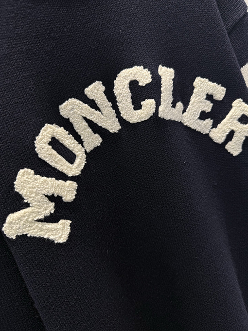 モンクレール タオル刺繍のビッグロゴ ウールニット クルーネックセーター