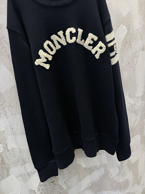 モンクレール タオル刺繍のビッグロゴ ウールニット クルーネックセーター