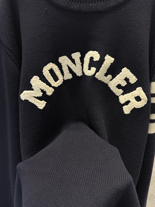 モンクレール タオル刺繍のビッグロゴ ウールニット クルーネックセーター