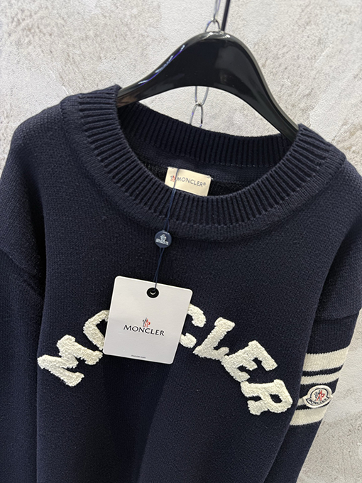 モンクレール タオル刺繍のビッグロゴ ウールニット クルーネックセーター