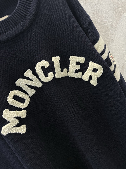 モンクレール タオル刺繍のビッグロゴ ウールニット クルーネックセーター