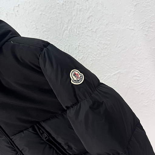 モンクレール ホワイトレーベル ロゴ入りダウンジャケット