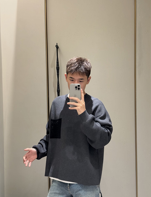 ロエベ エンボスポケット付きクルーネックニット