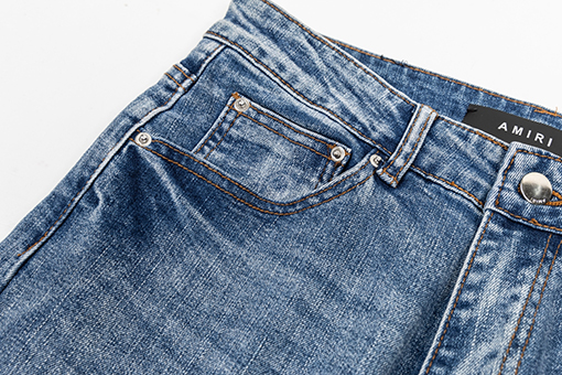 アミリ ハイエンド・重厚な刺繍&ストレッチのデニムパンツ