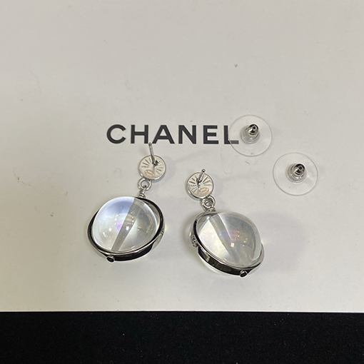 シャネルコピー レディース新作ダブルCボタン型アクリルボールピアス