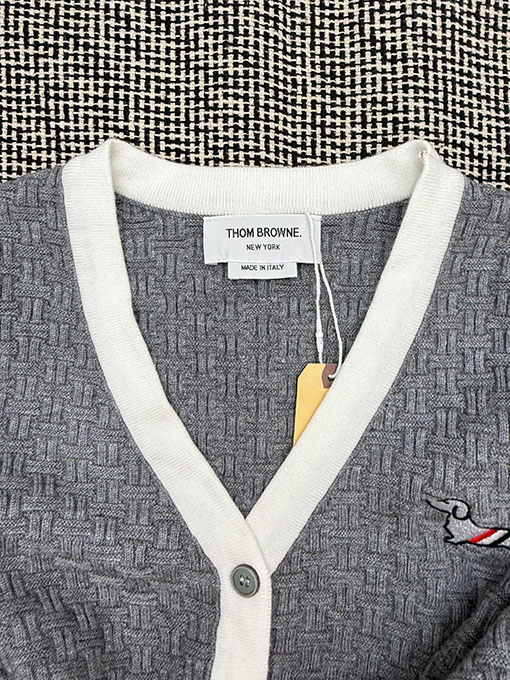 トムブラウンニットカーディガンスーパーコピー レディース 子犬の刺繍ロゴ入りカラーブロックニットカーディガン