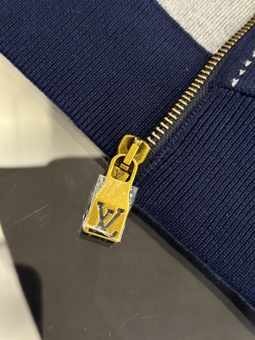 ルイヴィトンコピー トップステッチ刺繍入りジップアップフード付きジャケット
