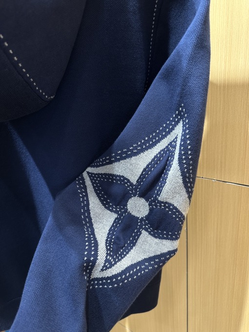 ルイヴィトンコピー トップステッチ刺繍入りジップアップフード付きジャケット