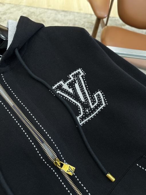 ルイヴィトンコピー トップステッチ刺繍入りジップアップフード付きジャケット