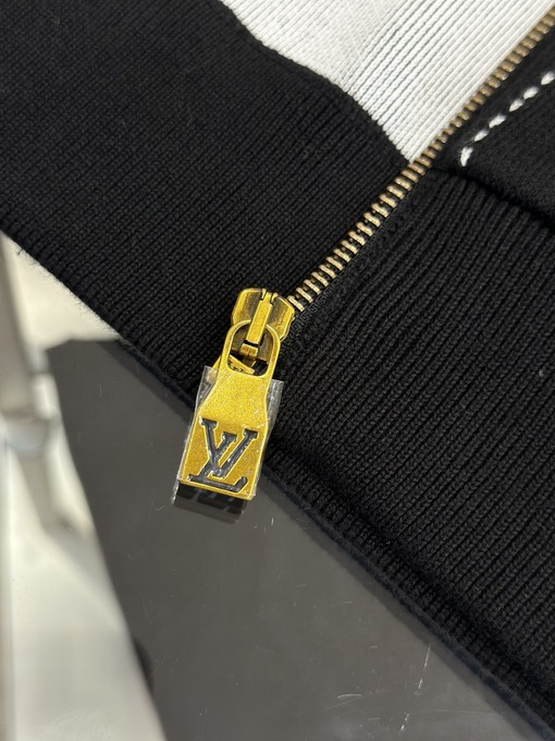 ルイヴィトンコピー トップステッチ刺繍入りジップアップフード付きジャケット