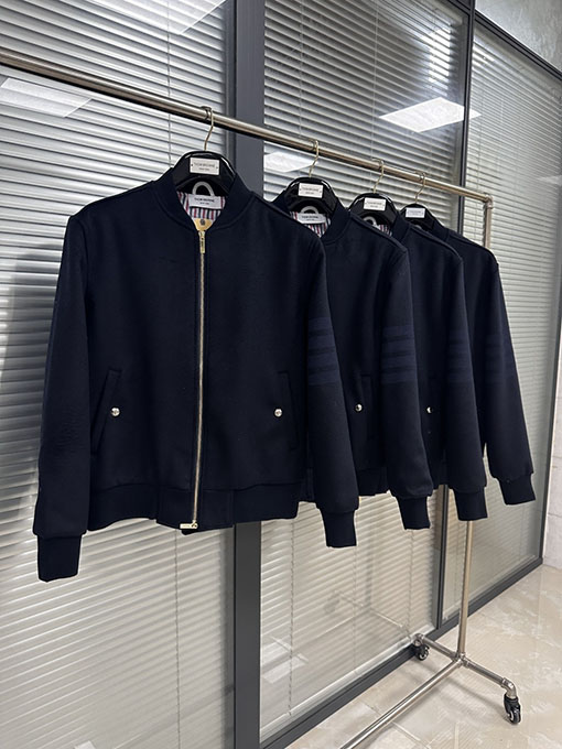 トムブラウンコピー クラシックの4本ストライプのウール製ベースボールジャケット