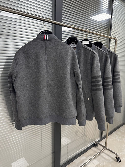 トムブラウンコピー クラシックの4本ストライプのウール製ベースボールジャケット