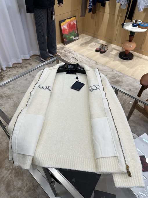 ルイヴィトン 刺繍入りレターカラーのジップアップカーディガンセーター