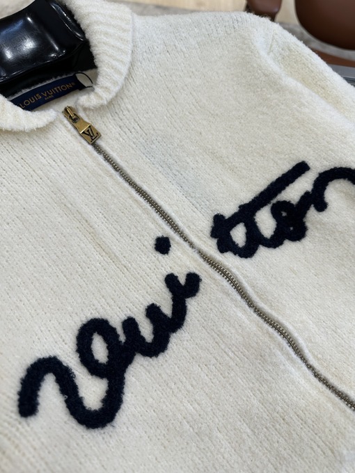 ルイヴィトン 刺繍入りレターカラーのジップアップカーディガンセーター