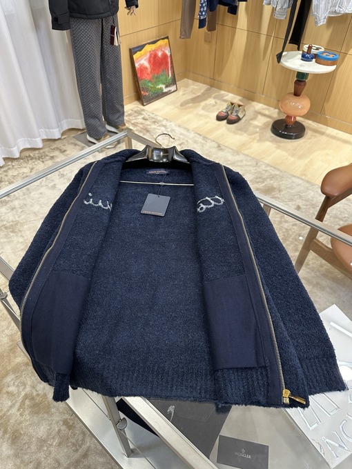 ルイヴィトン 刺繍入りレターカラーのジップアップカーディガンセーター