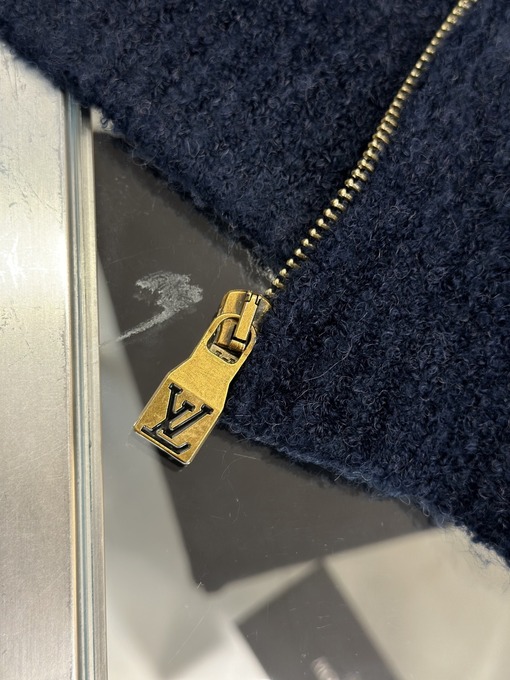 ルイヴィトン 刺繍入りレターカラーのジップアップカーディガンセーター