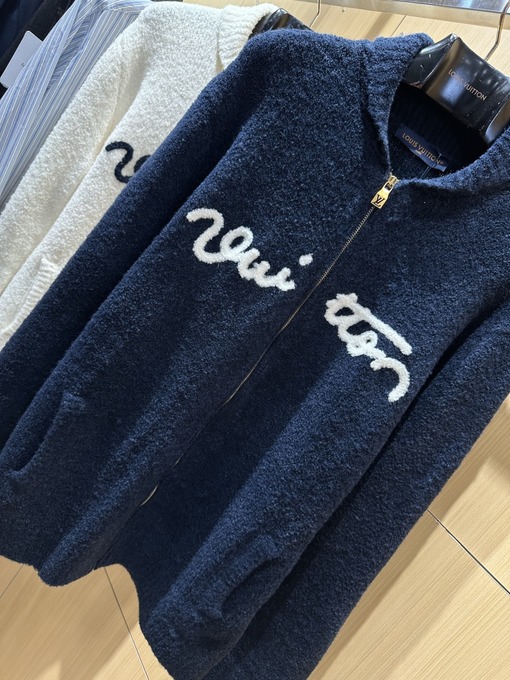 ルイヴィトン 刺繍入りレターカラーのジップアップカーディガンセーター