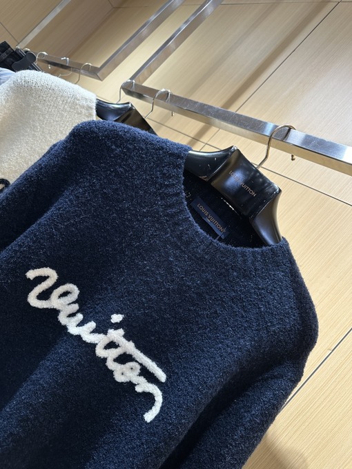 ルイヴィトンクルーネックのウールセータースーパーコピー 刺繍文字入りクルーネックウールセーター