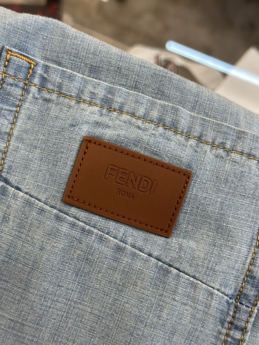 フェンディストレートレッグジーンズスーパーコピー レザーラベル付きライトブルーウォッシュストレートレッグジーンズ