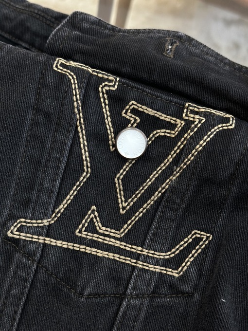 ルイヴィトンスーパーコピー 襟にステッチ刺繍クラシックなデニムジャケット