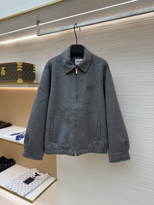ミュウミュウスーパーコピー 刺繍入りラペルの無地コート