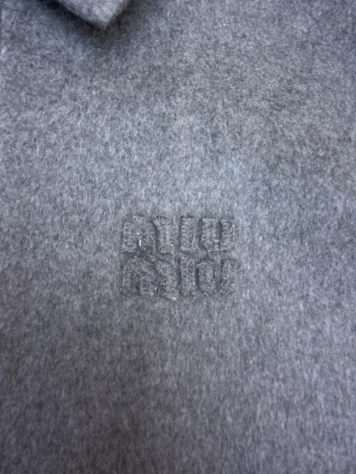ミュウミュウスーパーコピー 刺繍入りラペルの無地コート