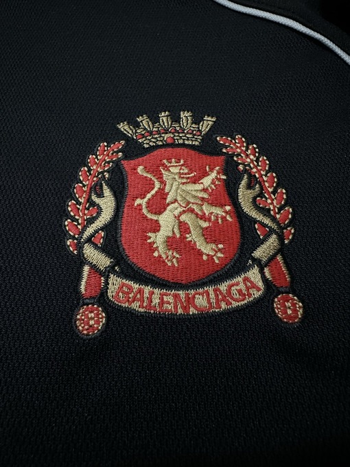 バレンシアガコピー マンチェスター・ユナイテッドとのコラボレーションによる背番号10の刺繍入り長袖ジャージ