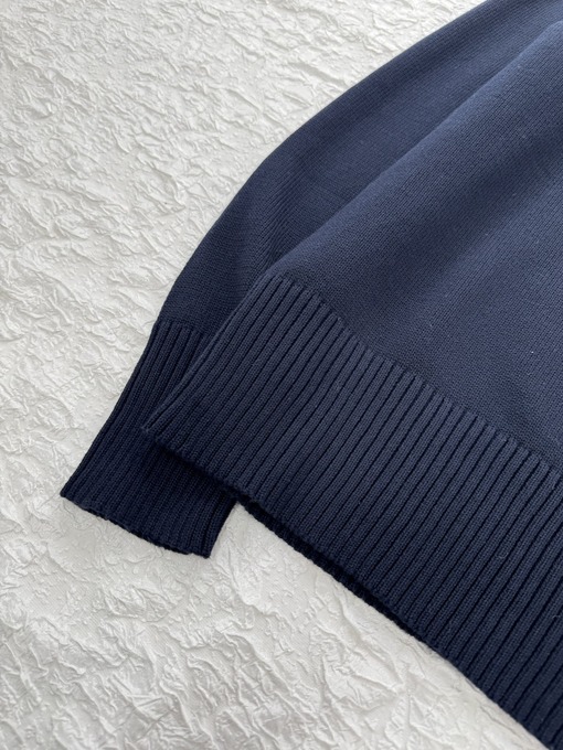 ルイヴィトン シールドバッジ刺繍入りクルーネックニットセーター