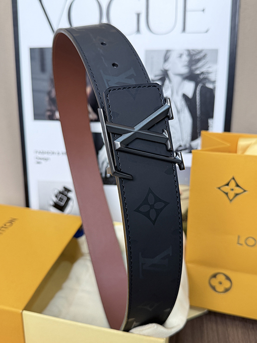 ルイヴィトンスーパーコピー オールブラックのエンボスマットブラックバックルレザーベルト