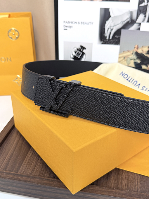 ルイヴィトン 新モデルオールブラックのエンボスマットブラックバックルレザーベルト