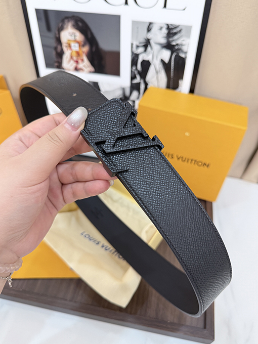 ルイヴィトン 新モデルオールブラックのエンボスマットブラックバックルレザーベルト