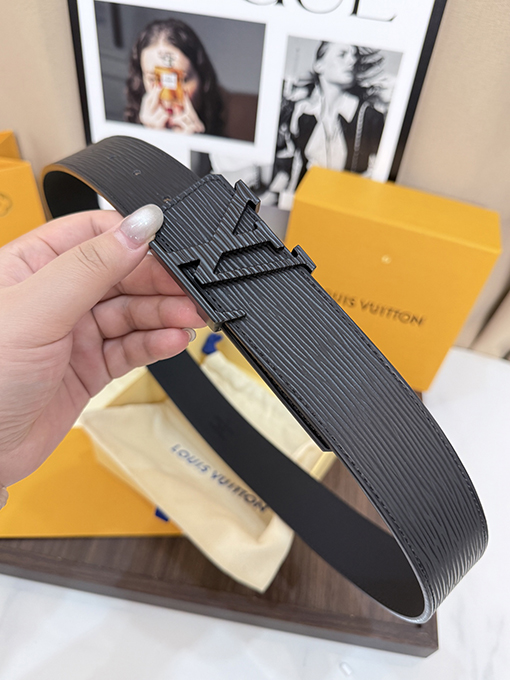 ルイヴィトン 新モデルオールブラックのエンボスマットブラックバックルレザーベルト