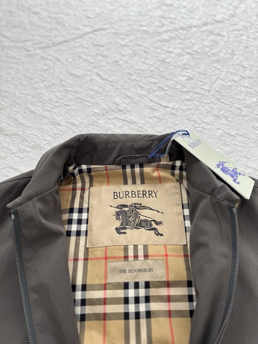 バーバリー クラシックなウォーホースのロゴ刺繍入りジッパーカラージャケット
