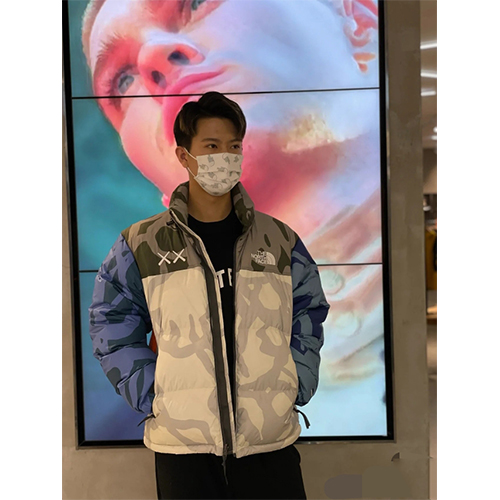 ノースフェイス × KAWS コラボ ダウンジャケット 高品質