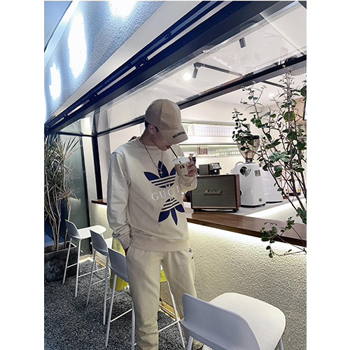 グッチ × アディダス  スーパーコピー  長袖　スウェットTシャツ