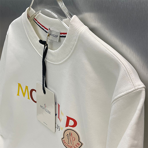 モンクレール偽物 長袖 スウェットTシャツ高品質 ♡ MONCLER彩色の文字ポイント ♡ ブラック&ホワイト ♡