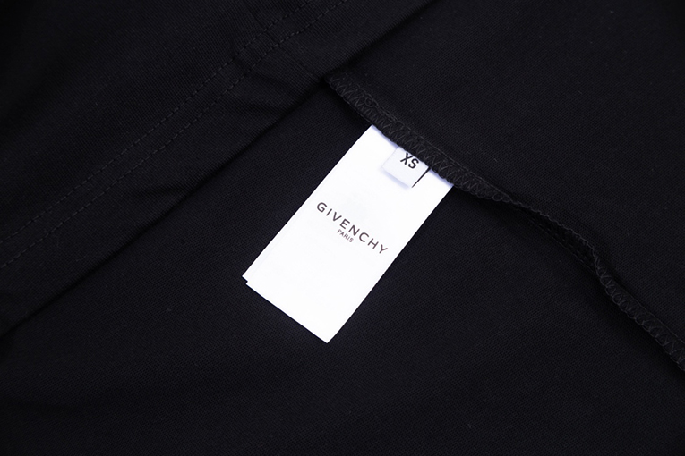 ジバンシイ 高品質 半袖 Tシャツの通販    ♡  GIVENCHYマーク   ♡  ブラック・ホワイト　 ♡