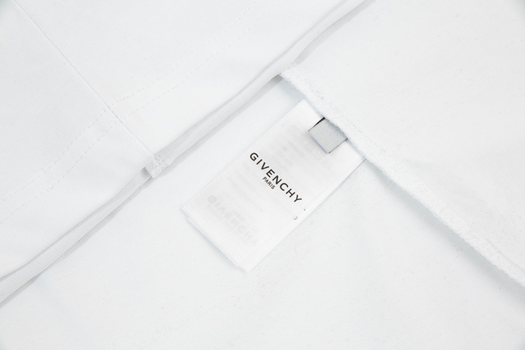 ジバンシイ偽物  高品質 半袖 Tシャツの通販    ♡  GIVENCHYマーク   ♡  ブラック・ホワイト　 ♡