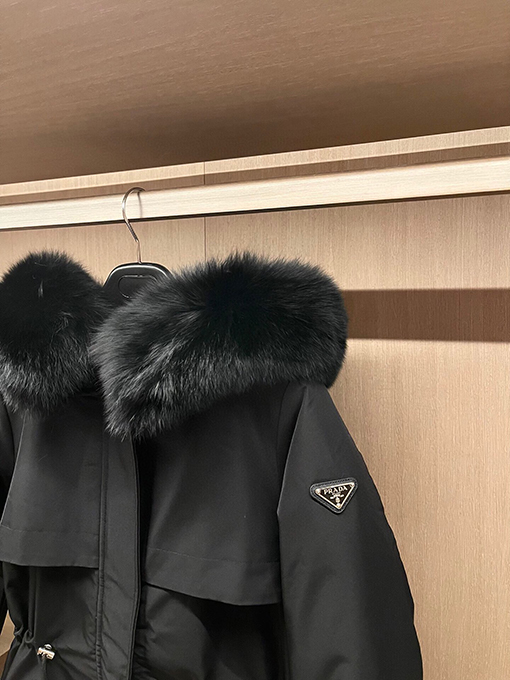 【レディースショートコートの通販】 プラダ服偽物ダウンショートコート 人気 フォックス
